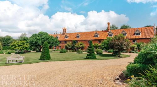 Hales Casa | Lavish Tudor Estate & Gardens - Sleeps 20