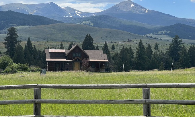 North Meadow Creek Casa | Hermosa casa de Montana al oeste de Mcallister con vistas al norte de Meadow Creek