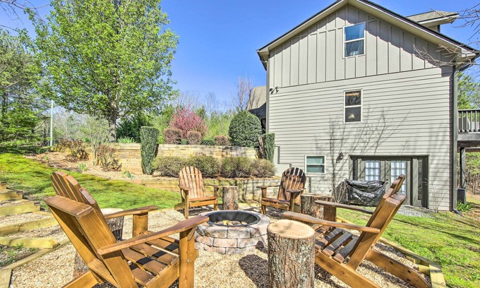 East Ellijay Cabina | 'Lazy Bear Lodge' ~ 2 Mi to Downtown Ellijay!