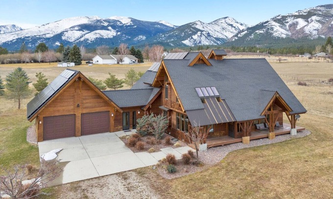 Hamilton Cabina | Lazy Bzzz Cabin Stunning Views