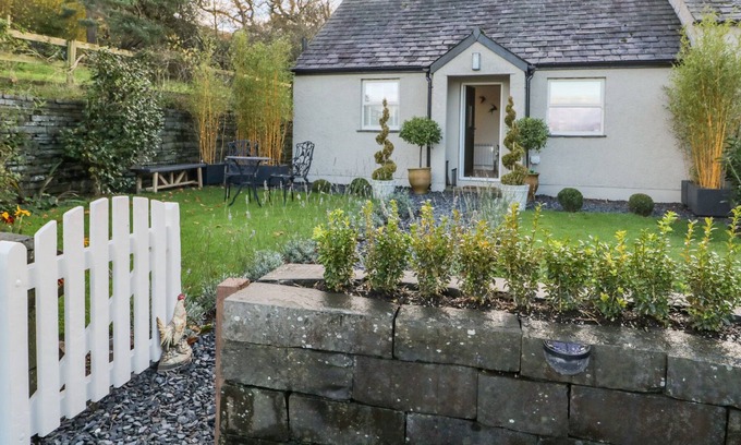 Kirkby-in-Furness Cabaña | LAZY DAYS COTTAGE, romantic, with a garden in Askam-In-Furness