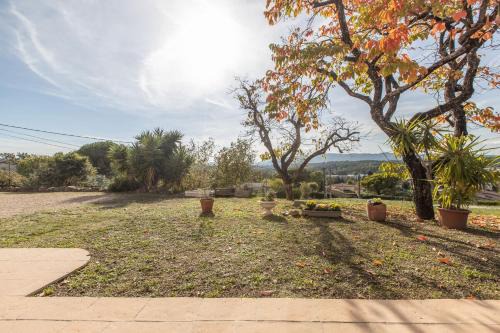 Mouans-Sartoux Apartamento | LB Vacation Rentals I Quiet Large 3-Bedroom Apartment with Terrace, Garden & Incredible Mountain View