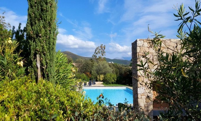Lozari Villa | Villas de tres habitaciones. con patio con una gran piscina comunitaria.