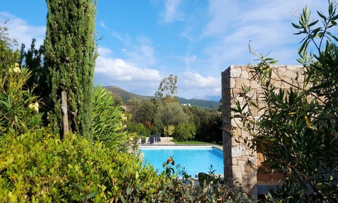 Lozari Villa | Viila 1 Villas de tres dormitorios. con patio con una gran piscina comunitaria.