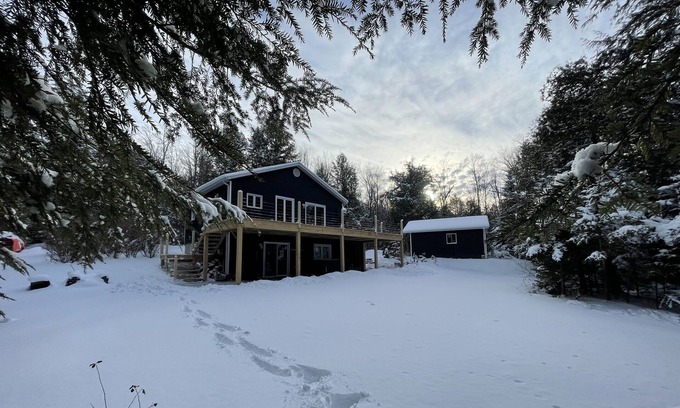 Beaulac-Garthby Chalet De Esquí | Le Chalet Bleu Directement sur le lac Spa,descente DE Bateau ,quai, ET Motoneige