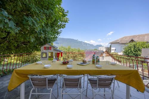 Voglans Casa | Le Gîte La Pierre Pons - vue montagne