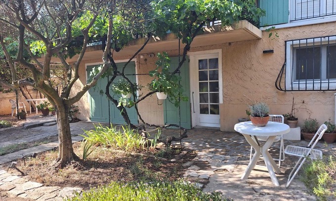 Raphele-les-Arles Apartamento | Le jardinet d'Emma - Ground floor apartment with jacuzzi, parking, quiet location