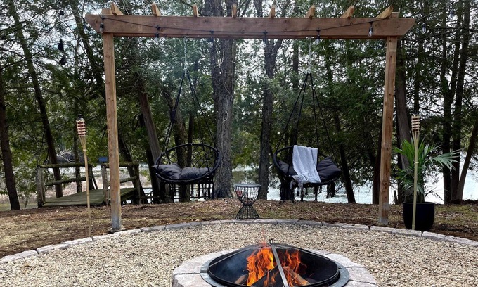 Labelle Cabina | Le petit Renard spa and waterfront chalet