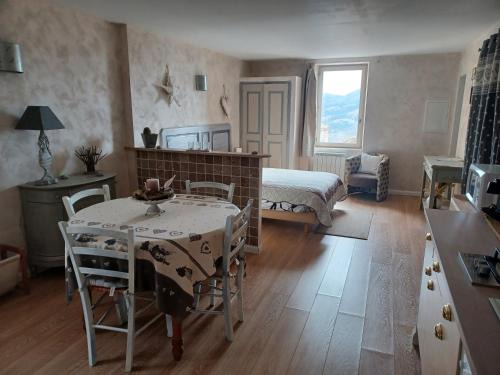 Coursegoules Apartamento | Le studio côté chapelle