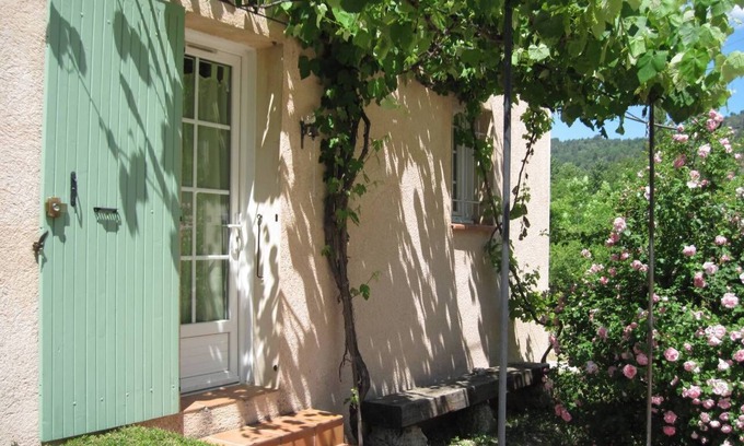 Moustiers-Sainte-Marie Condominio | LE THYM house 500 meters from the village with private parking.