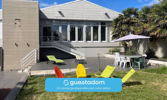 Saint-Hilaire-de-Chaleons Casa | Jolie maison avec piscine intérieure et sauna