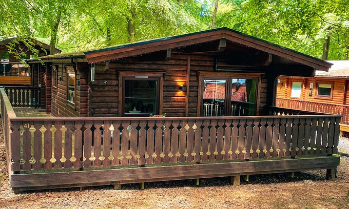 Kenwick Cabaña | LEAFY HOLLOW LODGE, pet friendly, country holiday cottage in Louth