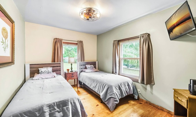 Northside Casa | ~Leafy Lodge Sleeps 8 Country Hideaway~