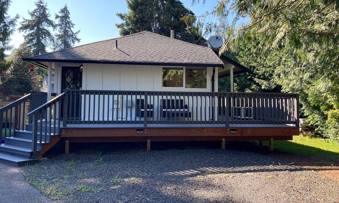 Kingston Casa | Leaning Spruce Cottage | House in Kingston