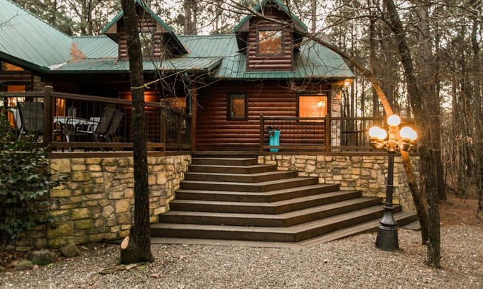 Broken Bow Casa | Leaping Lizard Lodge 4 bdrm 3 and a half Bth, Hot tub, Fireplaces, Swing Set, Gameroom