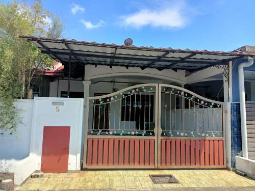 Seri Kembangan Casa | Leeza Homestay