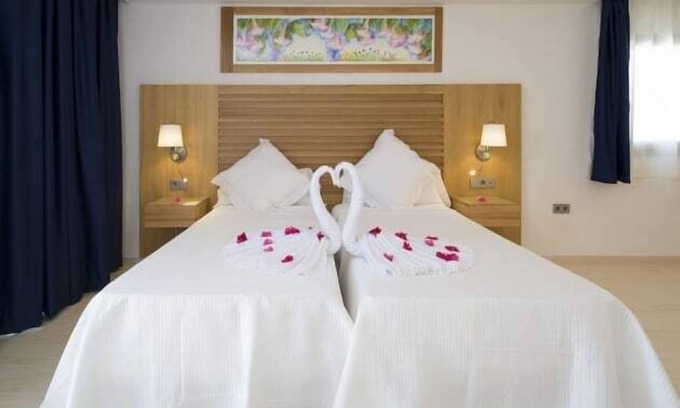 Ciudad de Ibiza Hotel | LeibTour code: BONMYBOS-SS2 / Pool + Beach 150m | Playa den Bossa | Free Parking