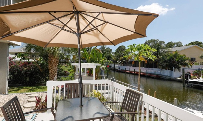 Grove City Condominio | Comience sus vacaciones tropicales alojándose en este hermoso condominio frente al mar ubicado a minutos de Boca Grande y Stump Pass en Englewood, FL.