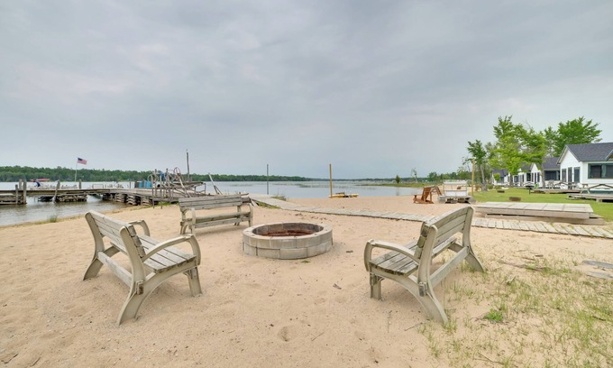 Cedarville Cabina | Les Cheneazu Island Hideaway w/ Community Perks!