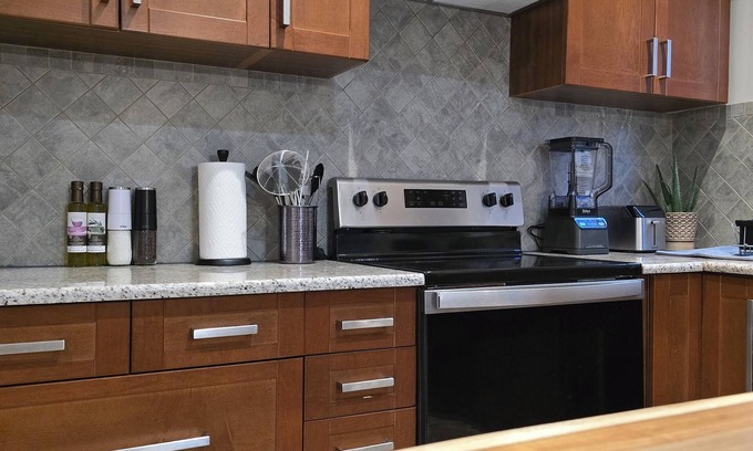 Cote-Des-Neiges—Notre-Dame-De-Grace Apartamento | LeSanctuary: Central/Family & Pet Friendly/FREE Parking