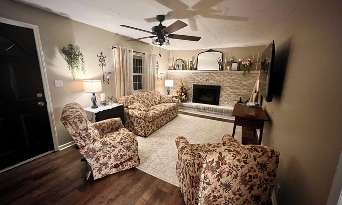 Victor Casa | Lester Lodge minutes to New River Gorge. Charming 5 bedroom house on 4.5 acres