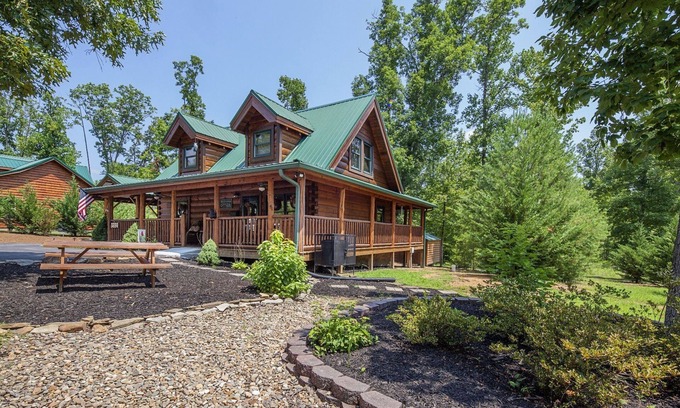 Gatlinburg - Pigeon Forge Cabina | Liam's Retreat - 2 Bedroom with GameRoom just minutes away from Pigeon Forge 2 Cabin by RedAwning