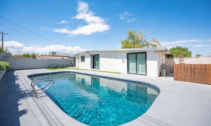 Winchester Apartamento | Licensed 2.5 mi to Strip BBQ Pool Kings