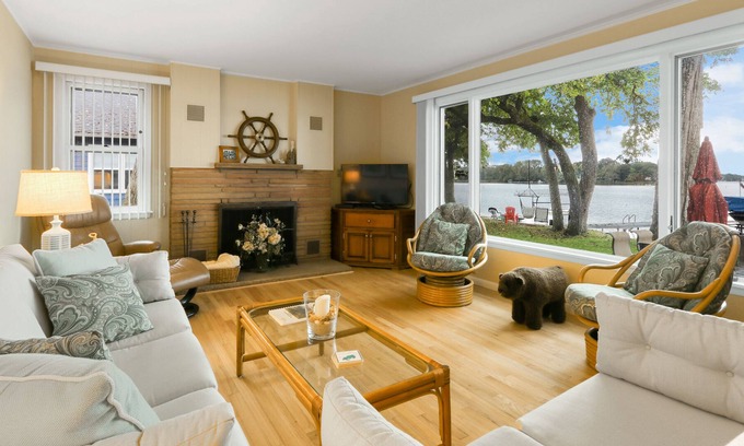 Powers Lake Casa | Life on the Lake - Charming Powers Lakefront