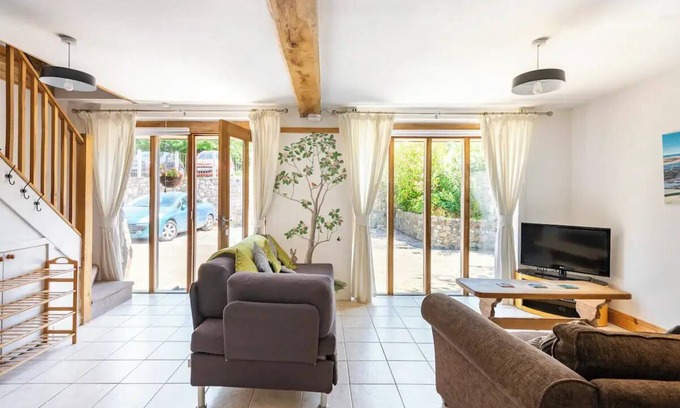 Kemeys Commander Cabaña | Light and spacious cottage, with exposed oak beams and floor to ceiling windows