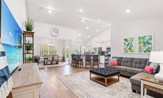 Red Hill Casa | Light & Bright 3BR w/ Backyard on Golf Course