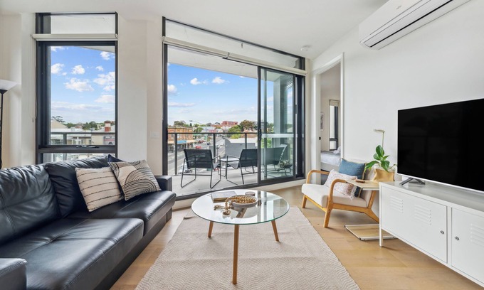 Flemington Apartamento | Light-Filled 2BR Apt w/Balcony + Free Parking - Near Flemington Racecourse