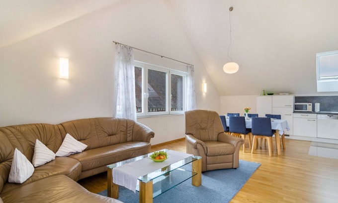Ueberlingen Apartamento | Light-Flooded Holiday Apartment “Haus Buche” close to Lake Constance with Wi-Fi, Balcony & Garden; Parking Available