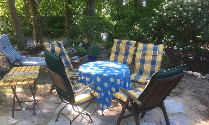 Nienstedten Apartamento | Light-flooded top floor apartment in an old villa