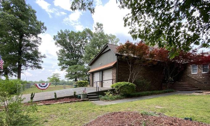 Moodys Casa | Light On The Hill a spacious, gated, country gem