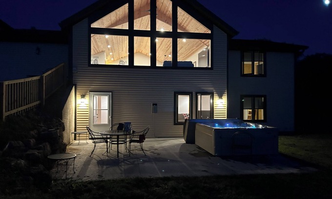 Galena Casa | Lighted Hot Tub w/ 4 BD/2.5 Baths and VERY close to town.