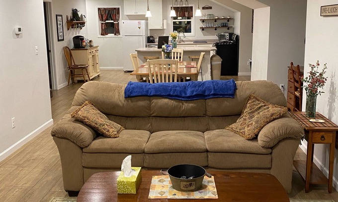 Ontario City Casa | Like New 2-bedroom Home near Lake Ontario
