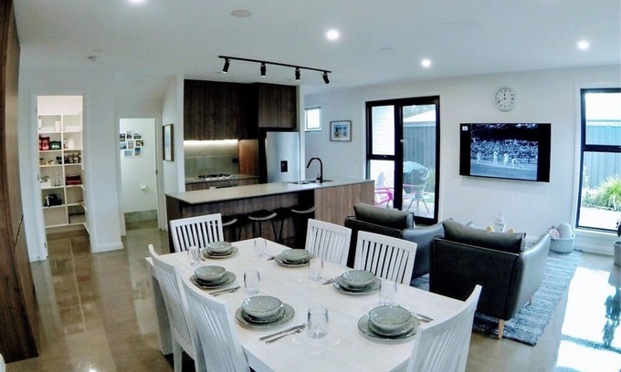 Broulee Casa | Like New, 3 bedroom Townhome, Walking distance (7 Min) to 3 beaches of Broulee.