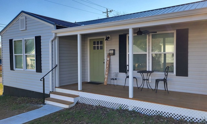 Greeneville Casa | Lil modern house downtown!