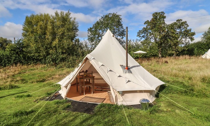 Westbrook Court Cabaña | LILLIEBELL, romantic, with open fire in Weobley