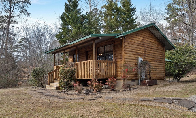 Sevierville Cabina | ¡Cabaña Lilly cerca de Pigeon Forge para parejas!