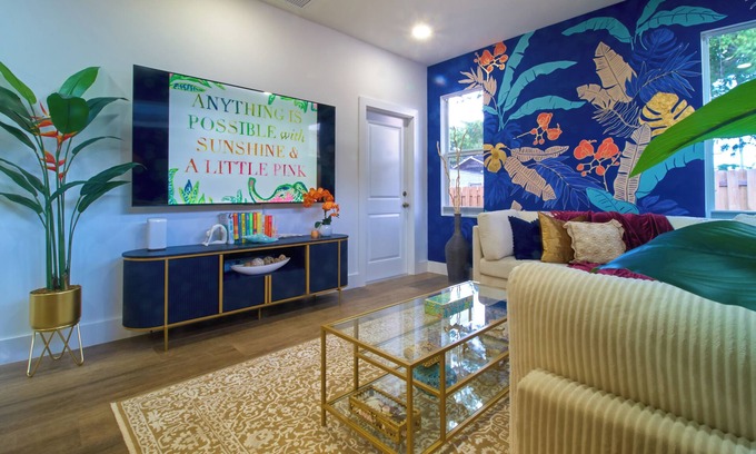 Hobe Sound Casa | Lilly Pulitzer Inspired 75in TV 1.5 ml Beach Pet Friendly EV Charger Smart Home