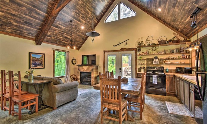 Broken Bow Casa | Lily Pad on the Pond Broken Bow Home with Hot Tub