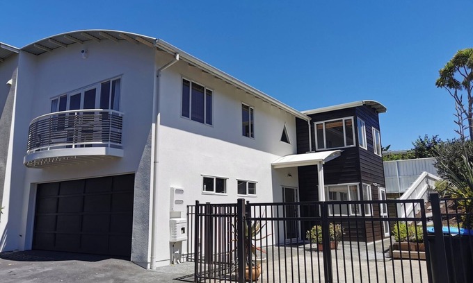 Three Kings Casa | LILYPAD 4-bedroom Urban Retreat Auckland