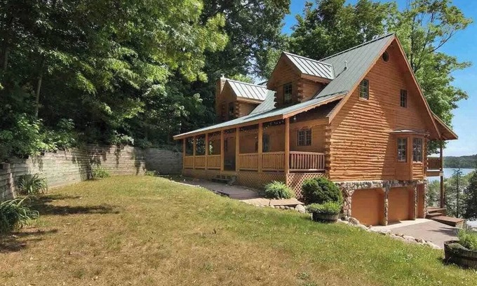 Maple City Cabina | Lime Lake Therapy-Hot Tub/Fire Pit/Ping-Pong/AC