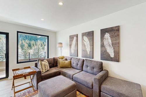 Warm Springs Apartamento | Limelight Base Camp Condo. Ski, bike, & adventure!