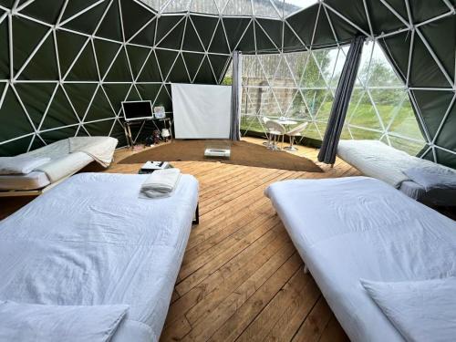 Lincoln Apartamento | Lincoln Big Dome, 4 beds, Projector - Groups OK