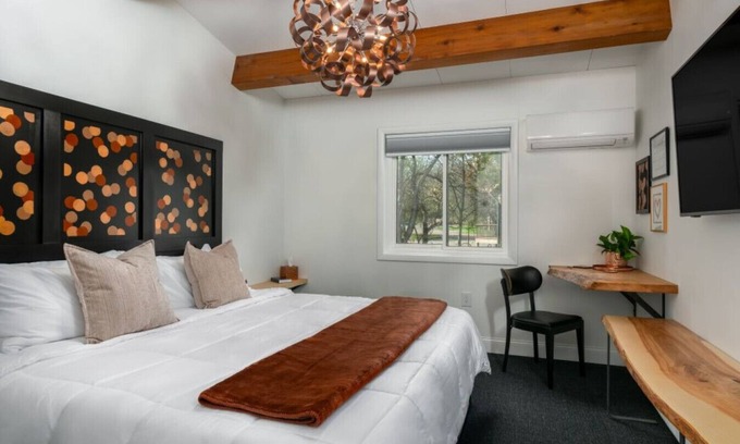 Ellicottville Cabina | Lincoln Boutique Motel Upper King #8