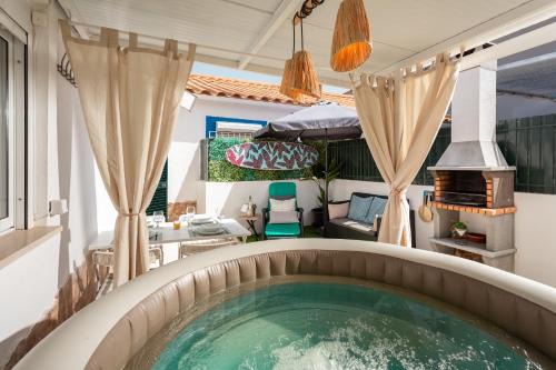Costa de Caparica Apartamento | "Linda's Guest House" Beach House with Private Patio & Hot Tub, 3 Min from the Beach