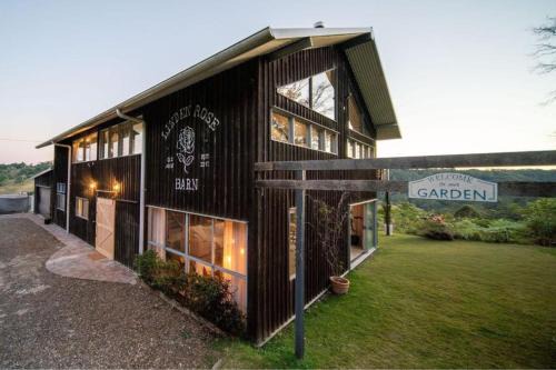Montville Casa | Linden Rose Barn
