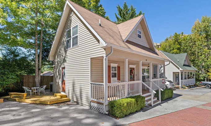 Gatlinburg Cabaña | Little Bear Cottage is located only a half-mile away from downtown Gatlinburg!